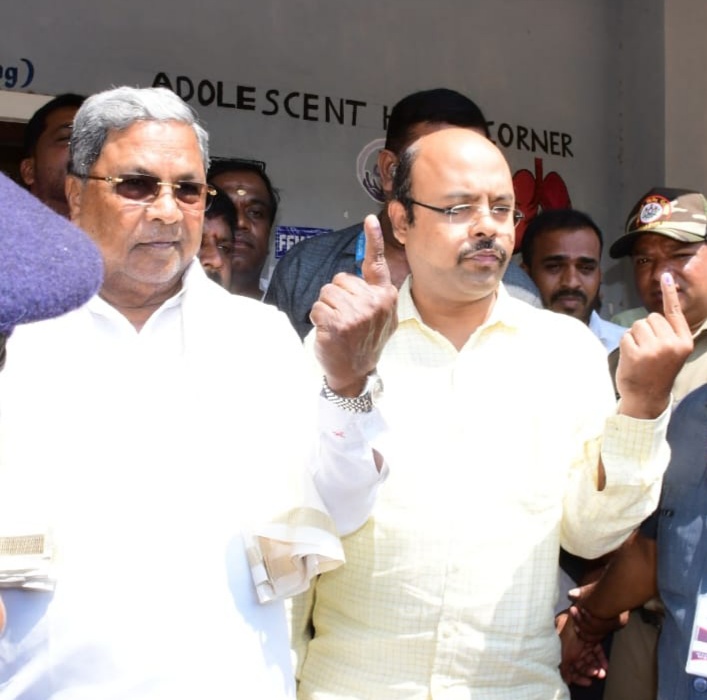 #LokSabhaElections2024 #KarnatakaElections @CMofKarnataka @siddaramaiah exercised his franchise at Siddaramanahundi, #Mysuru district