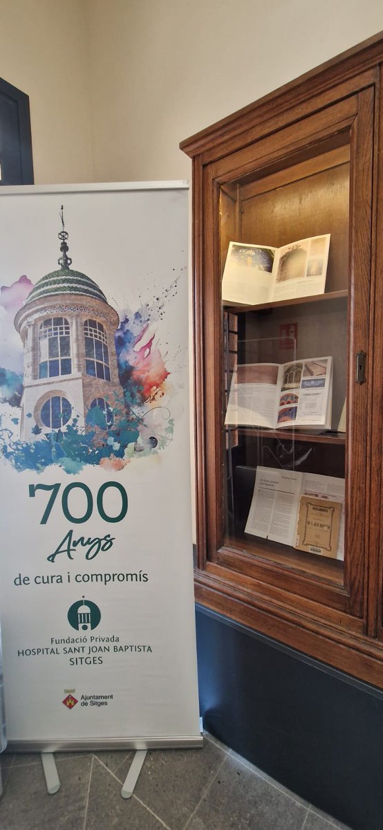 L'#HospitaldeSitges i la @bibliositges Santiago Rusiñol han creat un espai d'interès a la biblioteca amb llibres que parlen de la nostra història, per commemorar els 700 anys d'història. #700Hospital #Sitges