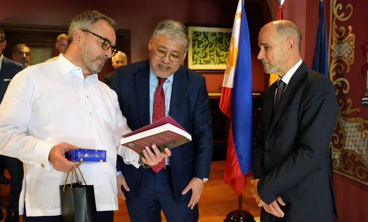 EUAmbPH's tweet photo. This morning, #TeamEurope had a meaningful exchange with 🇵🇭 Foreign Affairs @SecManalo. Our dialogue emphasized 60 years of EU-PH ties and looking ahead to a future of collaboration. 🇪🇺🤝🇵🇭 #EUDiplomacy #EUPH60 #EUinPH 

📸 DFA-OPD Royce Pantua https://t.co/hPiI85ZnFv