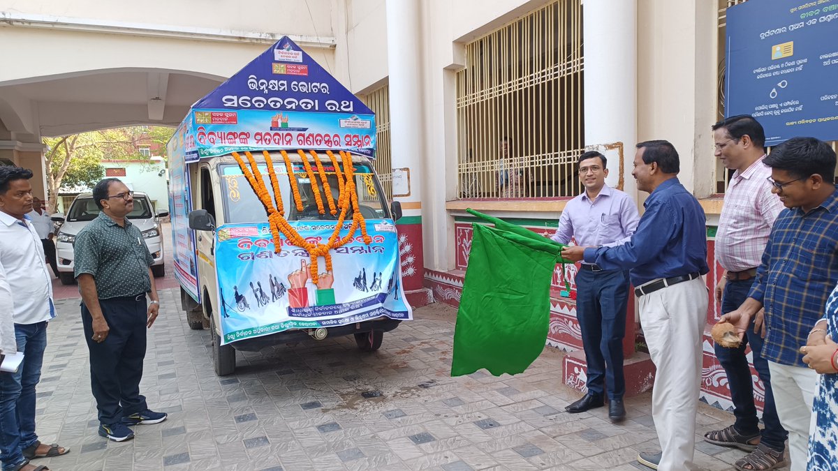 #No Voter to be left Behind #Each vote Matters# To create awareness the DEO & Collector inaugurated “PwD Voter Awareness Ratha” by unfurling the flag. #ChunavkaParv #DeshkaGarv #1stJUNE Kendrapara @ECISVEEP @OdishaCeo