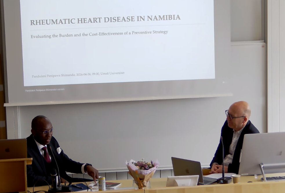 Defending his PhD at this moment: @panduleni_itula 
➥ Disease in Namibia: Evaluating the Burden and the Cost-Effectiveness of a Preventive Strategy
With opponent @MoonsPhilip
umu.se/en/events/pand…