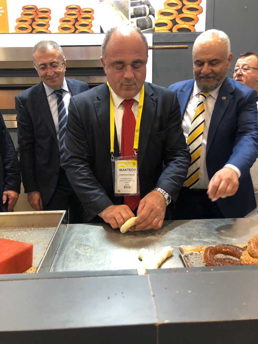 cnbpf's tweet photo. Foire internationale Salon #Ibaktech 90 000 visiteurs 600 exposants
Le président de @UIBC, Dominique Anract @cnbpf et le secrétaire général Jose Maria Fernandez del Vallado sont accompagnés du Président de la Fédération turque de la boulangerie, Halil İbrahim Balci.
Echanges, prix du pain 🥖, réglementation..
#Turquie
#boulangerieinternationale