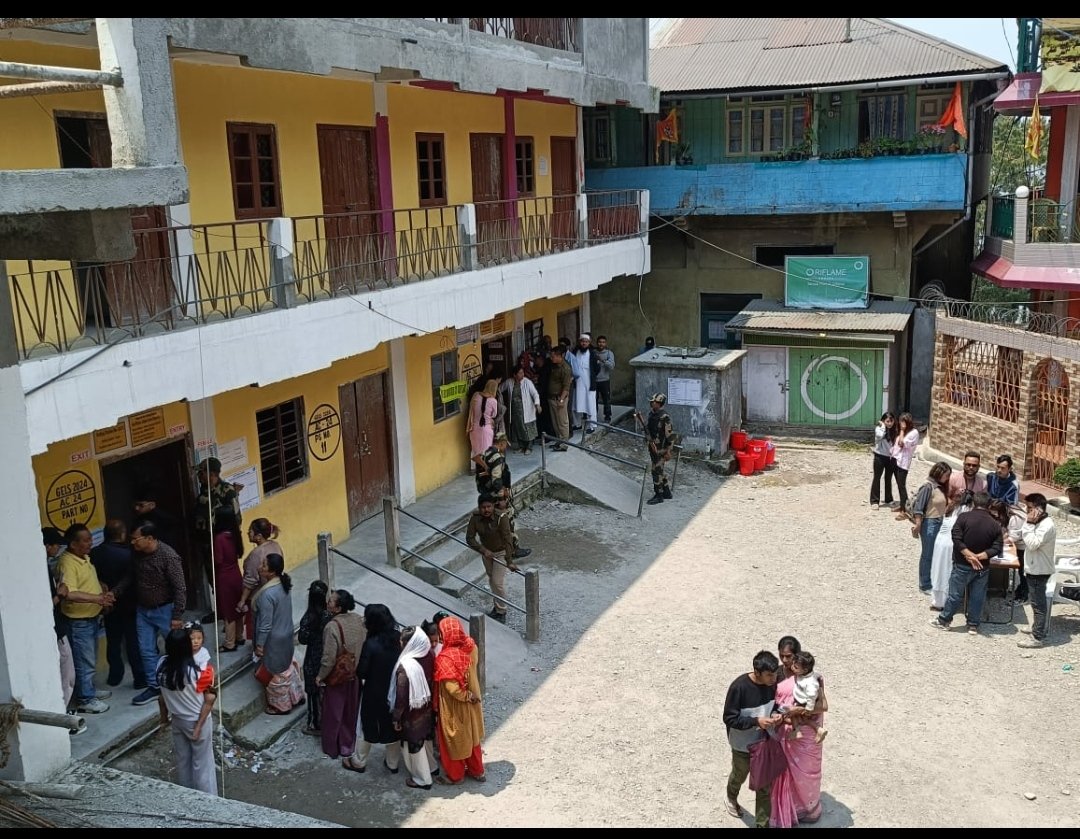 #WestBengal Voters waiting for their turn to franchise vote at Scot Mission Jr Basic School, Sonada under Darjeeling Lok Sabha constituency #2ndPhaseofGenealElections2024 #MyVoteMyDuty #GoVote #GeneralElections2024. #ChunavKaParv #DeshKaGarv #LokSabhaElection2024