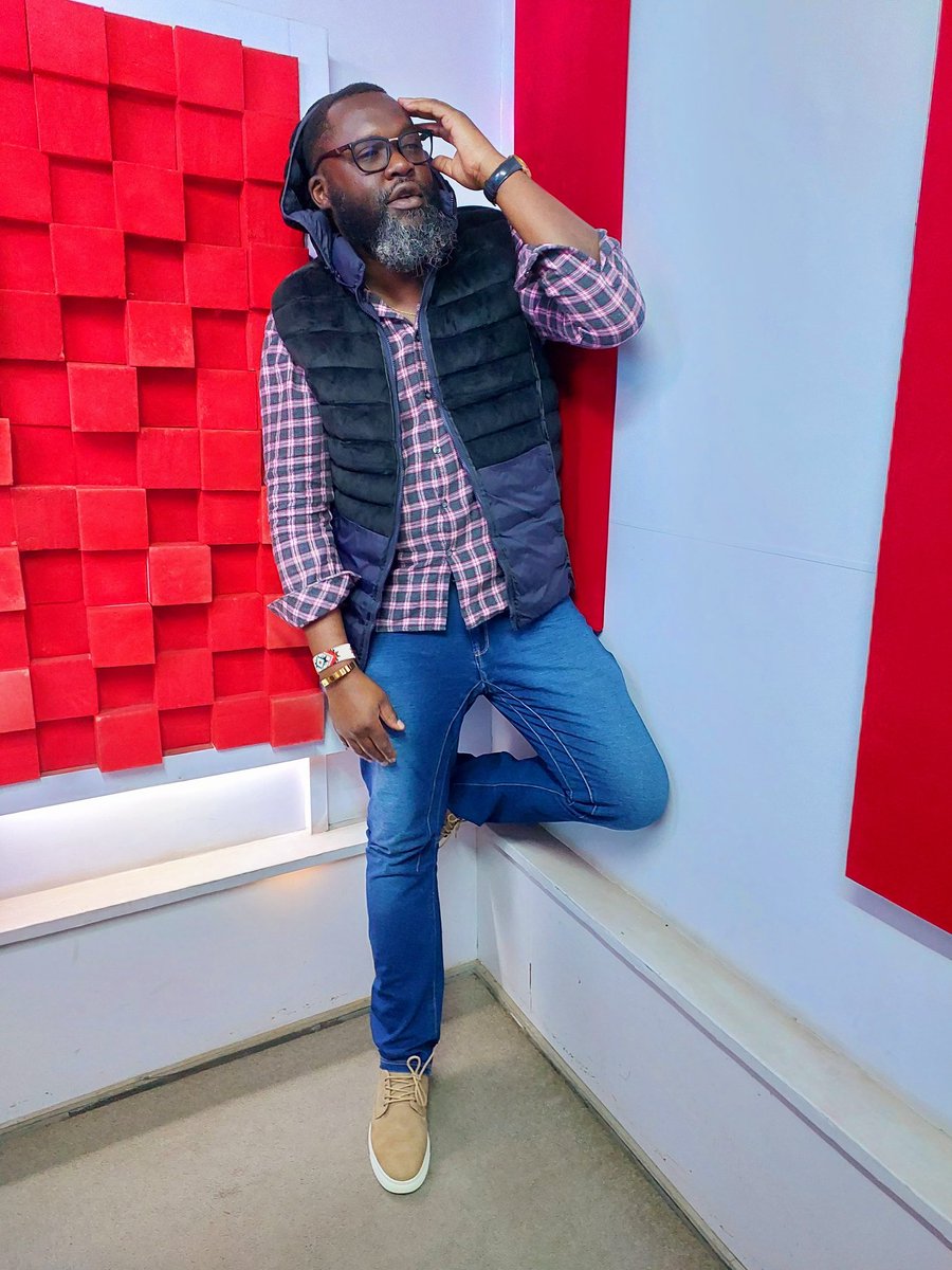 iamnickodhiambo's tweet photo. Initially kenyan men were supposed to be No 84 in the world in handsomeness until the pollsters came across me and i brought us to no 1..
You may clap for me
#MubabaSmart https://t.co/peoBk4KnNL