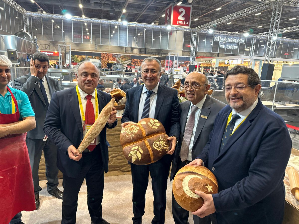cnbpf's tweet photo. Foire internationale Salon #Ibaktech 90 000 visiteurs 600 exposants
Le président de @UIBC, Dominique Anract @cnbpf et le secrétaire général Jose Maria Fernandez del Vallado sont accompagnés du Président de la Fédération turque de la boulangerie, Halil İbrahim Balci.
Echanges, prix du pain 🥖, réglementation..
#Turquie
#boulangerieinternationale