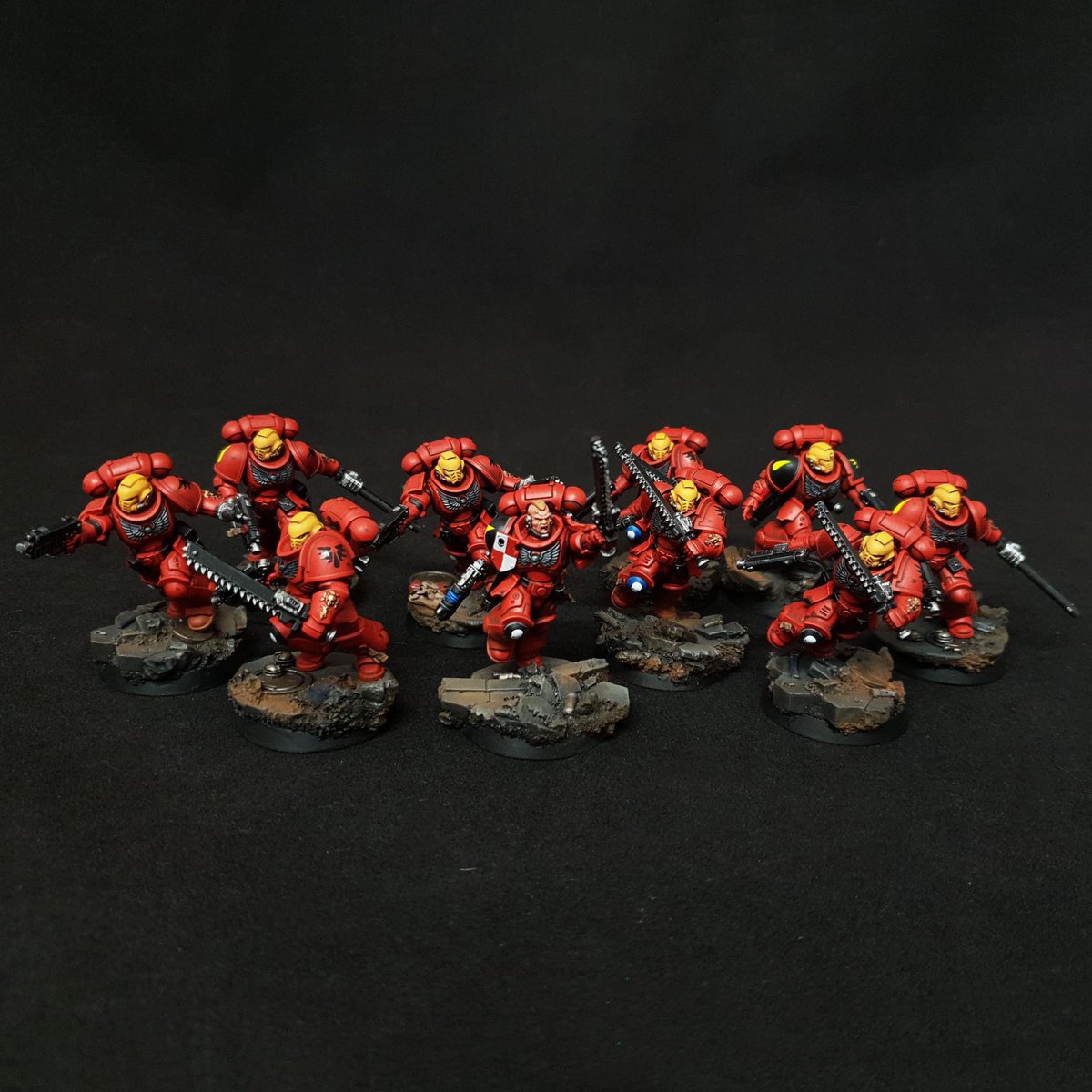 Tempted to open up to commissions again

Anyone wants some blood angels painted? Loved doing these 

#warmongers #40k #bloodangels #comissionmodelpainting