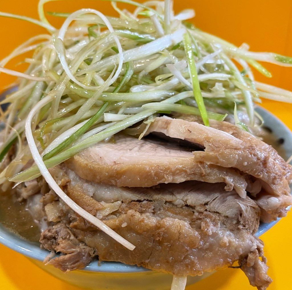 delicious2626's tweet photo. 明日 2024/4/27(土曜)に営業している ラーメン二郎(直系二郎

年末年始ぶりに、営業情報についてGW中は呟こうと思います笑
地球上で39店舗も営業している(一都三県31店舗
ちなみに私個人は10日間中4/29-5/2以外の6日間は休みです(誰も聞いていない

三田
目黒
仙川
歌舞伎町
小滝橋
新代田
野猿
池袋

ーーーーーーーーーーーーーーーーーー
亀戸
川崎
松戸
めじろ台
荻窪
上野毛
京成大久保
一之江
相模大野
関内
神保町
ひばり
桜台
立川
藤沢
西台
中山
川越
千葉
大宮公園
一橋学園
柏
生田

(一都三県以外の二郎は全店営業)
栃木
仙台
札幌
会津若松
新潟
京都
前橋
ひたちなか

(お休み)
品川

(土曜定休)
府中
小岩
千住大橋
越谷

いざ書き始めてみてプチ後悔したんだが、
明日に関しては品川が休みなこと以外、マジでいつも通りの土曜だったw

画像は去年2023年7月18日に喰ったラーメン二郎 八王子野猿街道店2のHOTシークァーサーになります