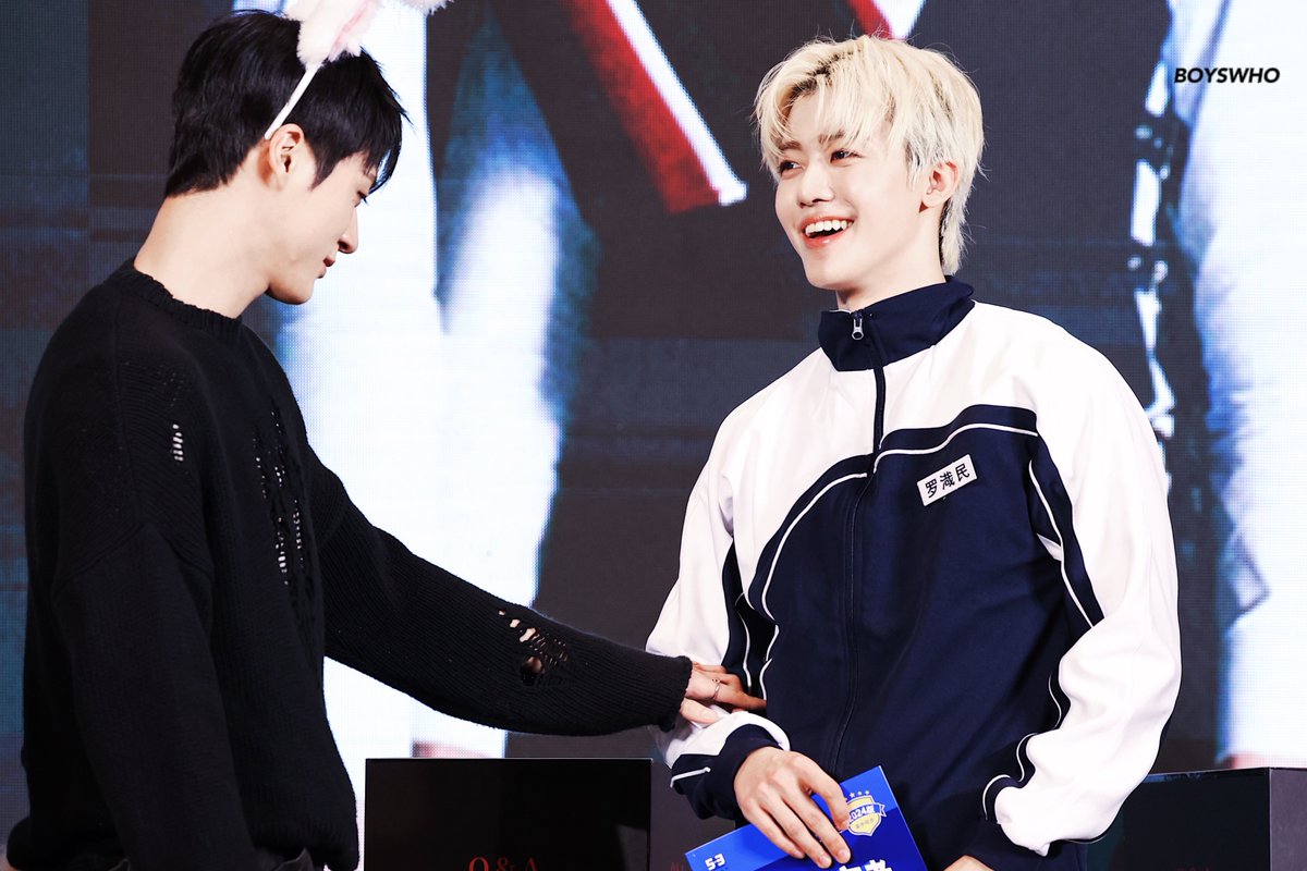 NGAPAIN SIH KAK? 😭😭 TOEL TOEL PERUT MULU PERASAAN 

-jnjm cr. boyswho99