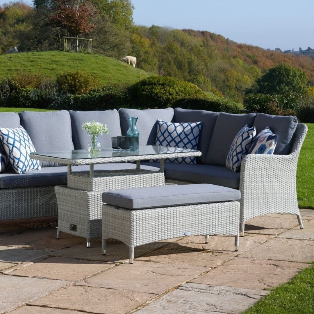 Bramblecrest Tetbury Cloud Modular Sofa with Rectangle Glass Table- £ 1,949.00 😍🍃

What a fabulous addition to your garden or terrace! This Tetbury rectangular set is perfect for al fresco dining with friends.

🛒gardenfurniture.co.uk/product/tetbur…

#luxurygarden #garden #gardenfurniture