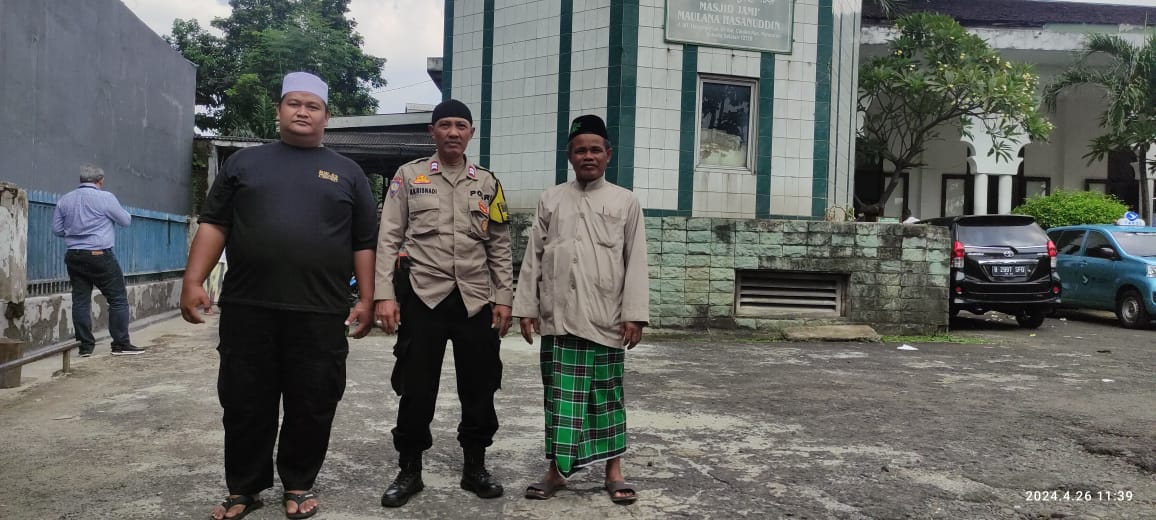 Patroli dialogis Bhabinkamtibmas Polsek Pancoran Kel Cikoko Aiptu N.Krisnadi bersama Security monitoring perparkiran di Masjid Maulana Hasanuddin, di saat Jamaah melaksanakan solat Jumat demi keamanan bersama.