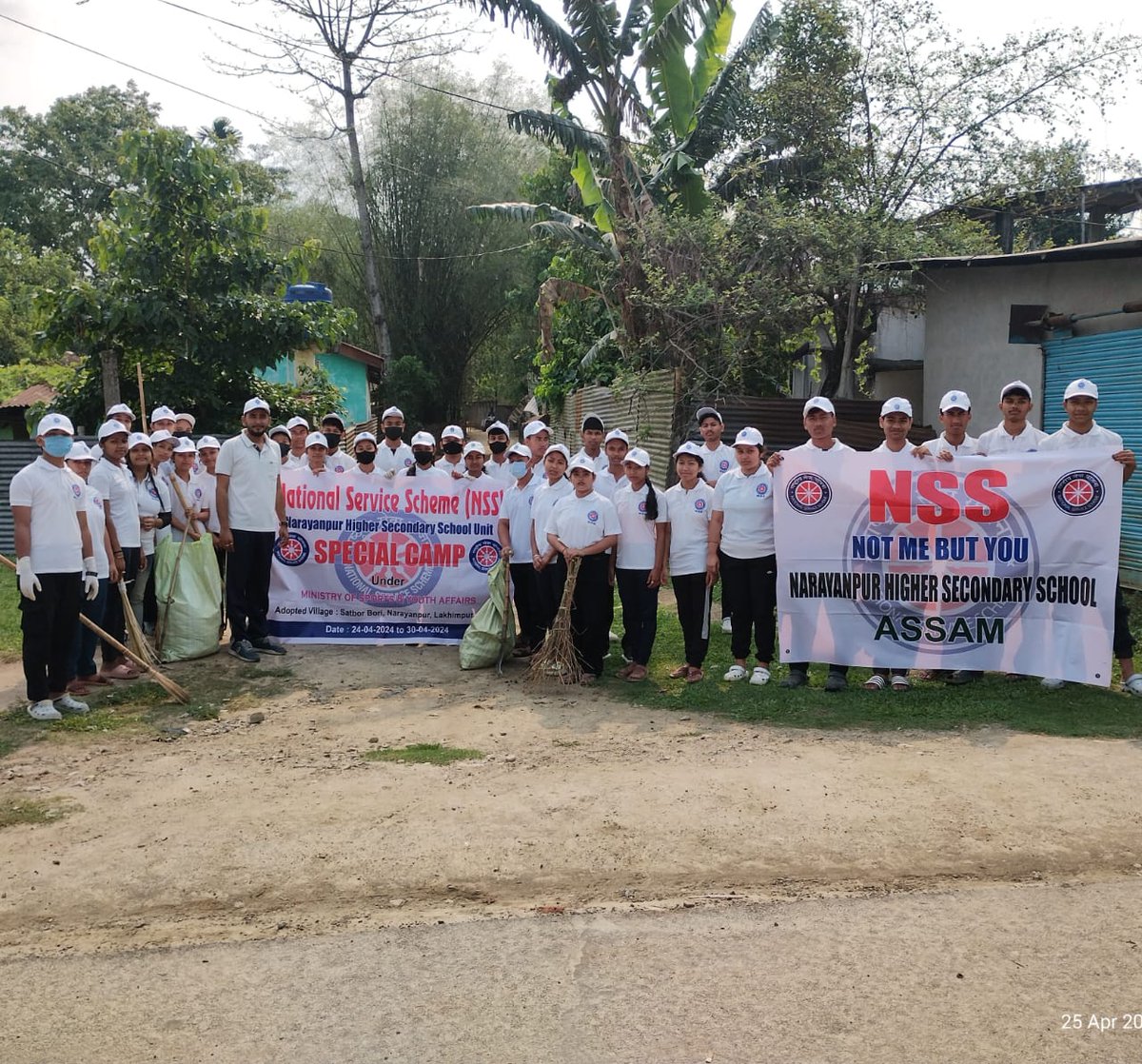 NSS volunteers of Narayanpur HS School, Lakhimpur, Assam, conducted cleanliness drive, yoga & other activities at adopted village during special camp. @_NSSIndia @YASMinistry @himantabiswa @ianuragthakur @NisithPramanik