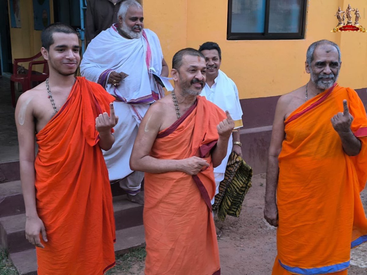 Senior and Junior Seamijis of Sri #PalimaruMatha and the senior Swamiji of Udupi #ShriAdamaruMatha cast their votes in #Udupi. #LokSabhaElections2024