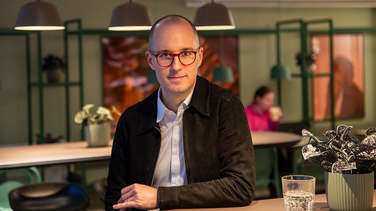 Vad är egentligen bäst? Att vara aktiv eller passiv i sitt sparande? Idag möter vi <a href="/PhilipScholtze/">Philip Scholtzé</a> i #minPensionsPodden. Lyssna via länken bit.ly/4aNGcbi <a href="/avanzabank/">Avanza</a>