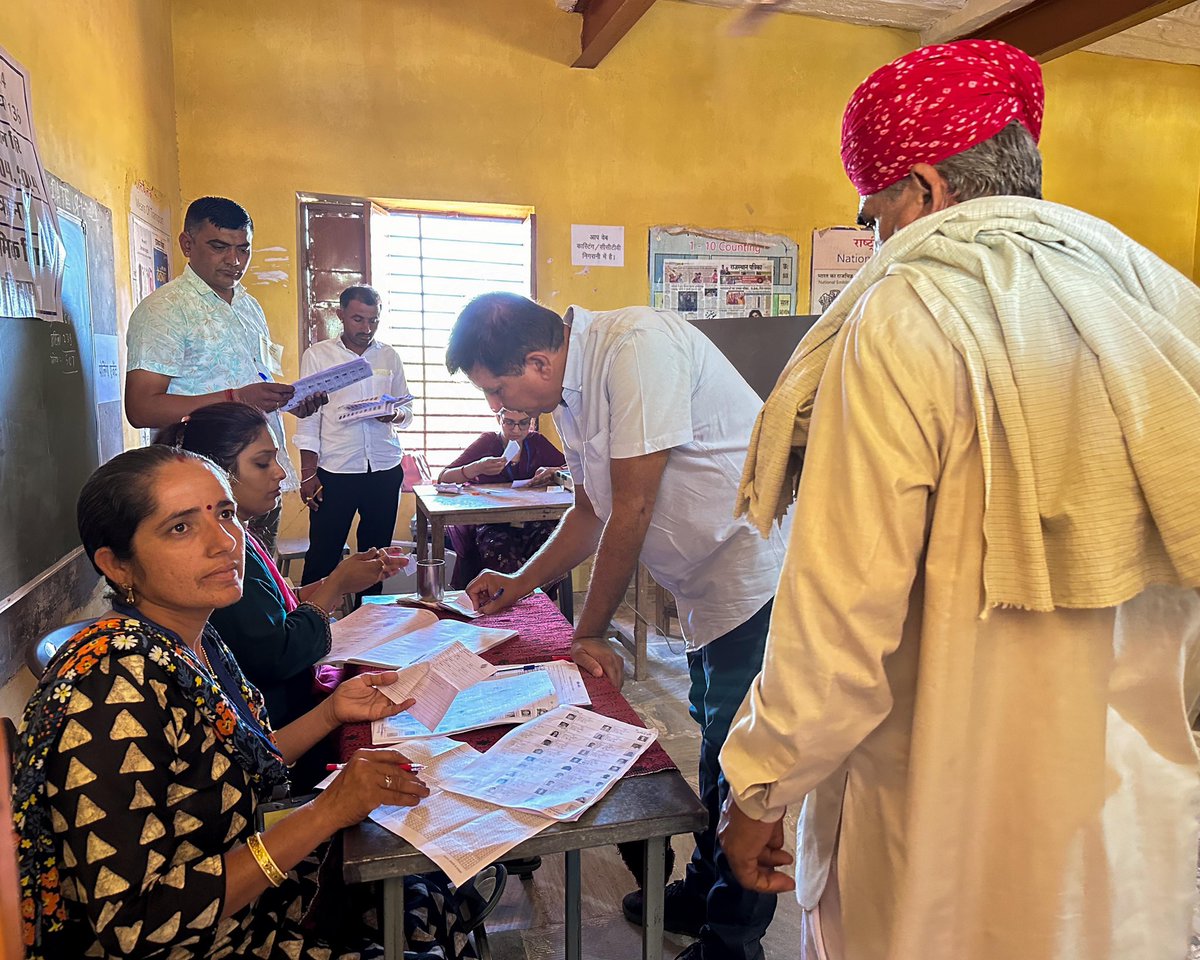 मेरा वोट संविधान के सरंक्षण के लिए मेरा वोट देश के नौजवानो और किसानों के लिए। #अपना_वोट_अपने_साधन_से