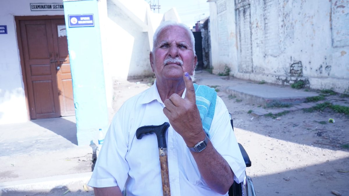 dcsambaoffice's tweet photo. #Sambapollday
85-year-old senior citizen casts his vote and sends a powerful message to the eligible voters: Every vote counts!
#SambaVoting
#SambaRuns4Vote #Samba
#ChunavKaParv #DeshKaGarv
@ECISVEEP
@ceo_UTJK
@diprjk
@Abhi1shrma https://t.co/Hl1YZAvwG4