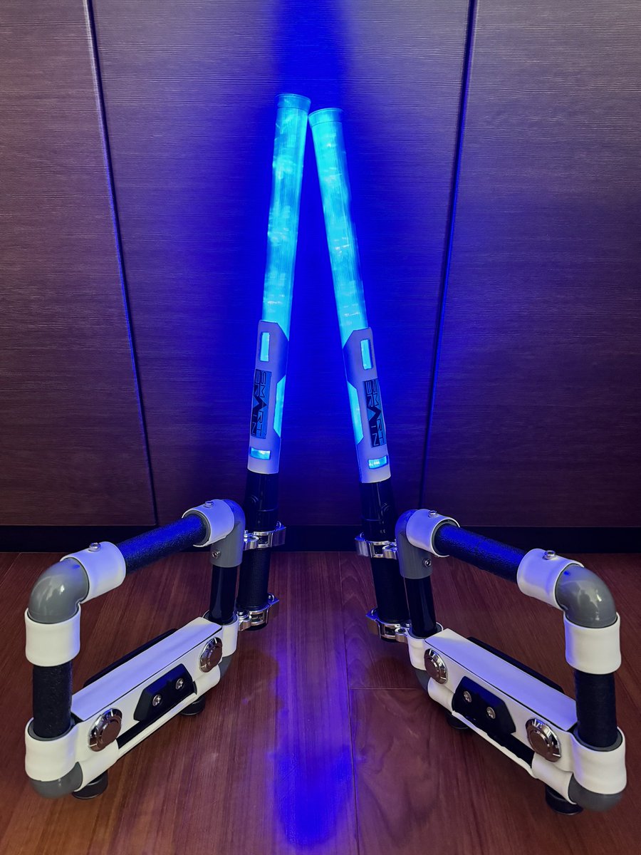 tuxedocatcrazy's tweet photo. まだ完成ではないけれど、ひとまず形になってきたのでご紹介。
SMARTBRAIN社が開発したトンファー型の多目的兵装です。
#仮面ライダー555 #SMARTBRAIN https://t.co/TnLc1vAJJI