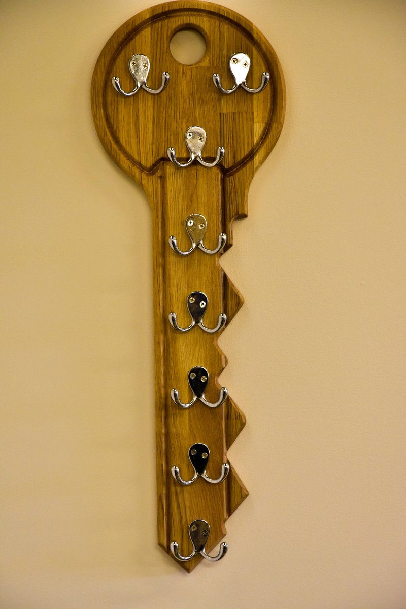okjoinery's tweet photo. A solid oak key rack. Easily mounted on the wall and has  metal hooks that are slightly slanted to help keep the keys safe and from falling. https://t.co/6Fo6xQM8zx 
#keyhook #keyholder #keyrack #interior #homedecor #design #woods https://t.co/z5HqTH4AfF