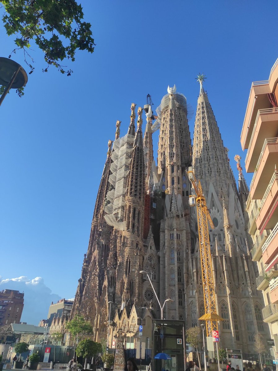 HappensInMyLab's tweet image. Not having posted for long as balancing research and teaching has been hard! But today I found a good reason for going to teach statistics at 8: see how Gaudí mastered to have a perfect sunshine light on the Sagrada&apos;s facade! #Barcelona #academia #notamorningperson #researcher