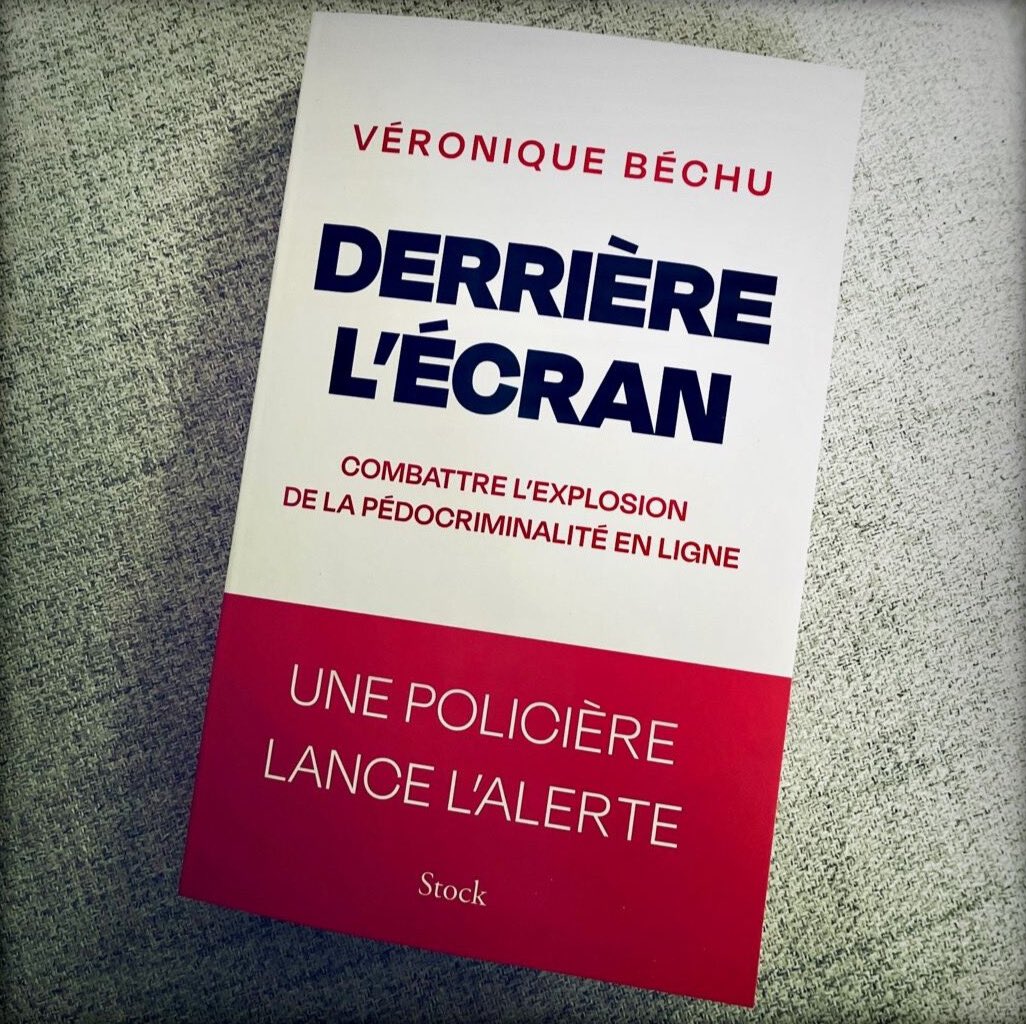 #VendrediLecture | 📚 Commandante de police et cheffe du pôle stratégie à l’office mineurs (OFMIN), Véronique Béchu lutte quotidiennement contre les violences faites aux enfants. À travers son livre « Derrière l’écran » elle expose son combat de policière contre l'exploitation…