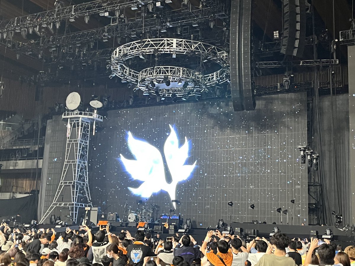 ne_water's tweet photo. 昨日、BUMP OF CHICKEN ホームシック衛生 LIVEに BUMP  LIVEに参加しました！自分の声援が幼き頃から憧れのロックバンドの耳に届き、一緒に音楽を楽しめるなんて、ほんと生きててよかったと思える瞬間でした！
必ずまたLINEいきます！
#BUMP OF CHICKEN
#ホームシック衛生
#有明
# LIVE https://t.co/720JHE0Kpi