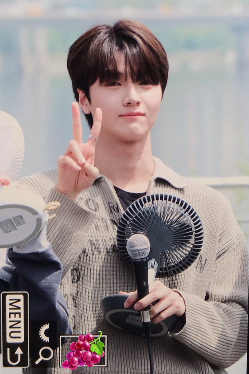 podo_0709's tweet photo. 240426 버스킹
👋🏻✌🏻🫶🏻

#DRIPPIN #드리핀 #CHAJUNHO #차준호 https://t.co/WRcK5fWDCf