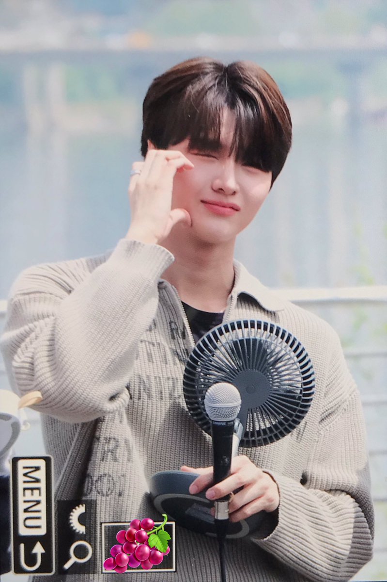 podo_0709's tweet photo. 240426 버스킹
👋🏻✌🏻🫶🏻

#DRIPPIN #드리핀 #CHAJUNHO #차준호 https://t.co/WRcK5fWDCf