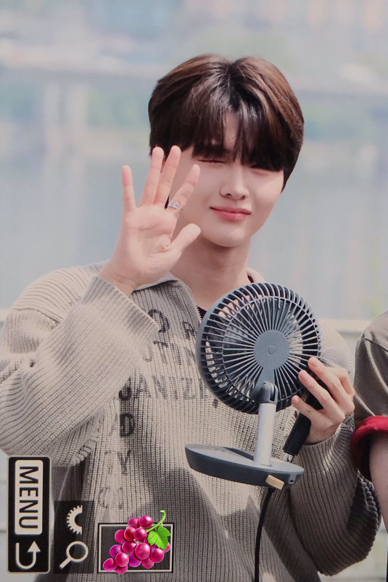 podo_0709's tweet photo. 240426 버스킹
👋🏻✌🏻🫶🏻

#DRIPPIN #드리핀 #CHAJUNHO #차준호 https://t.co/WRcK5fWDCf