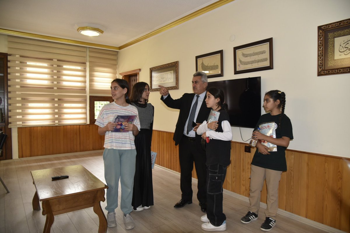 Mehmet Akif Ersoy Ortaokulu Öğrencileri İlçe Müftüsü Murat Akçay’ı makamında ziyaret etti.

Mehmet Akif Ersoy Ortaokulu öğrencileri Tarsus İlçe Müftüsü Murat Akçay’ı makamında ziyaret etti.