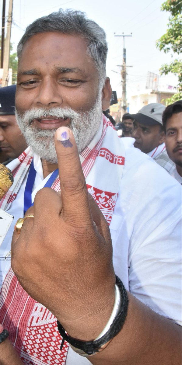 Lakhisaray's tweet photo. पूर्णिया से निर्दलीय प्रत्याशी पप्पू यादव ने किया मतदान
पप्पू यादव का सीधा मुकाबला आरजेडी की प्रत्याशी बीमा भारती से है।
#LokSabhaElection2024 #pappuyadav #secondephase https://t.co/Py7B4ZM7Ne
