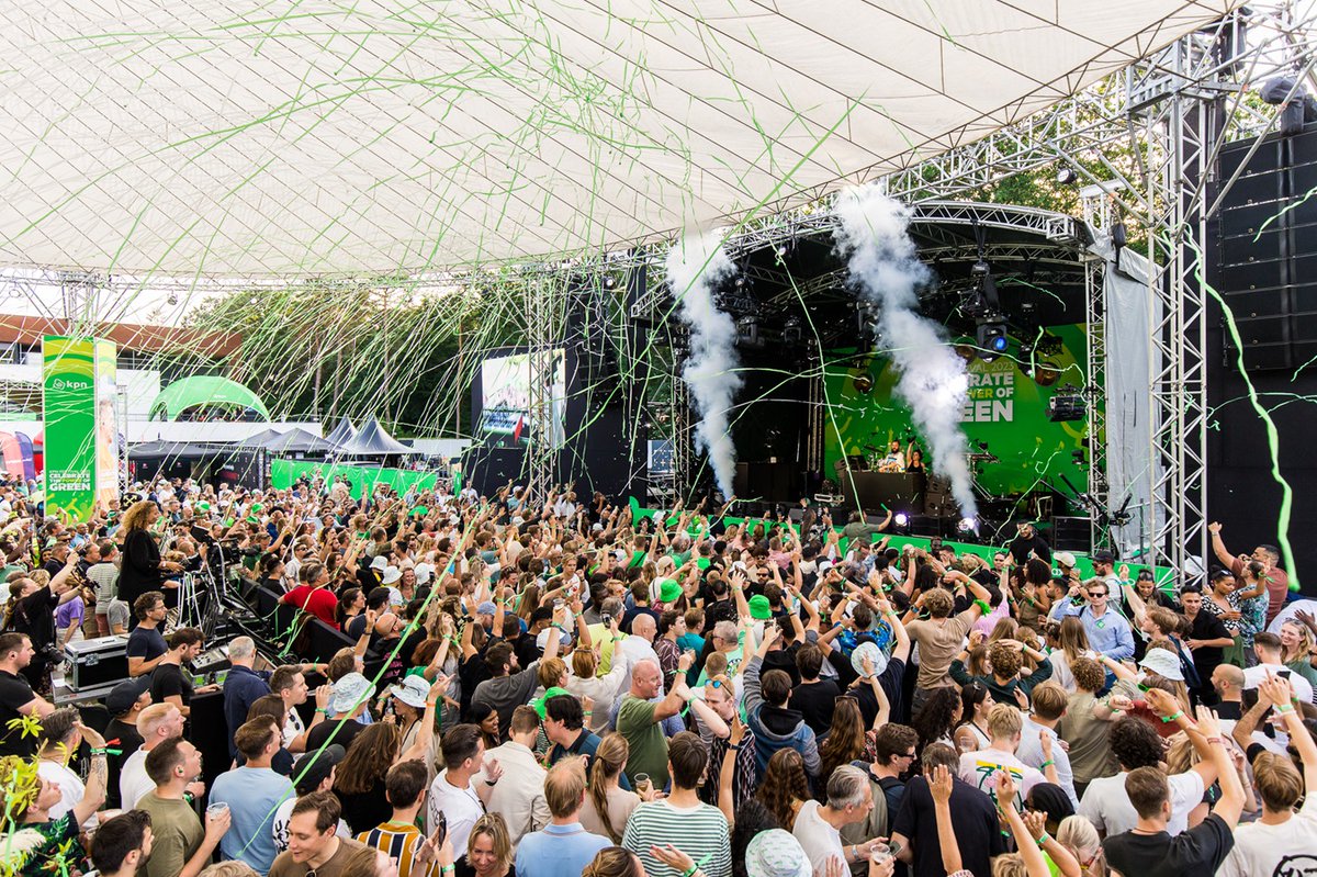 Events_NL's tweet photo. Een sneak peek in de nieuwe zomerbrochure van Hutten food &amp; design

Lees het artikel: https://t.co/HCXuuZohZX

#evenementen #evenementenbureau #eventcatering #zakelijkeevenementen ✏️ Bianca Hidajat https://t.co/mTXawZoOZb