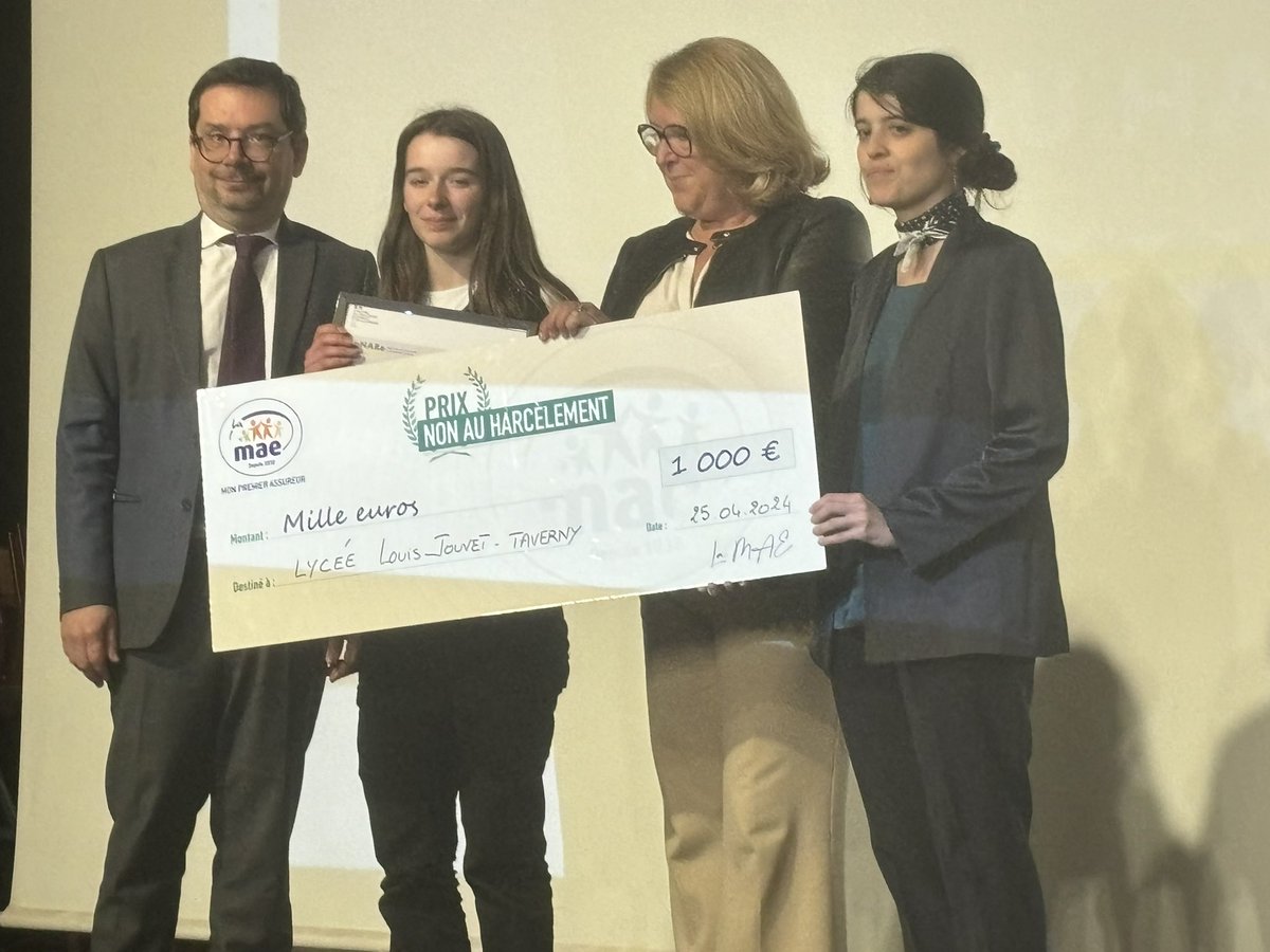 Merci au Recteur de <a href="/acversailles/">Académie de Versailles</a> et à #la_MAE pour cette belle récompense remise à Tiphaine pour <a href="/JouvetLycee/">Lycée Louis Jouvet</a> qui sera dédiée à des actions de prévention du #NAH