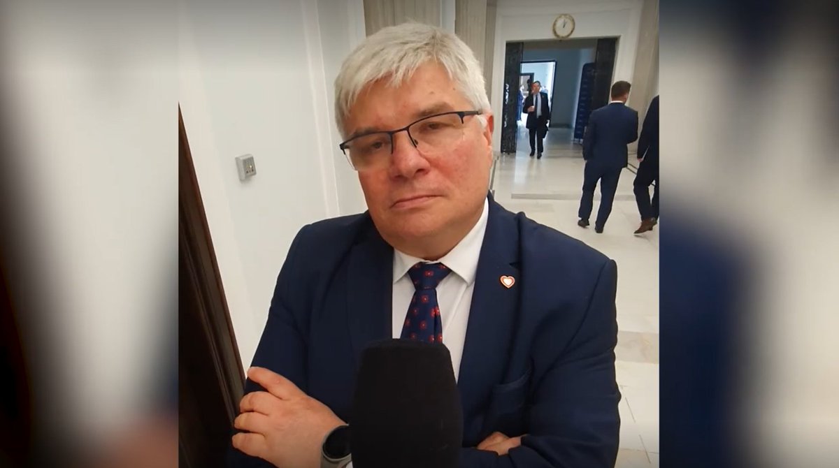 MacVVilk's tweet photo. Pan Minister @LasekMaciej przemówił wczoraj do narodu i z bólem przyznał, że nowe lotnisko centralne dla Polski jest potrzebne

Głębsza analiza wypowiedzi Pana Ministra uwidacznia jednak szereg nieścisłości, pozwalających podejrzewać, że mamy do czynienia wciąż z ZASŁONĄ DYMNĄ:

💥"UREALNIENIE" projektu - co to w ogóle ma znaczyć? Sam Pan Minister przyznaje, że planowana przepustowość lotniska 34 mln pasażerów jest adekwatna. Przyznaje również, że faza PAL 0.8, przewidująca zmniejszenie pierwotnej przepustowości z 40 mln do 34 mln została zapoczątkowana jeszcze za poprzedniego zarządu spółki.

💥Audyty zewnętrzne już nie są potrzebne? - wbrew wcześniejszym zapowiedziom Pana Premiera @donaldtusk, że "decyzja będzie podejmowana transparentnie przy udziale bezstronnych i wybitnych ekspertów", wygląda na to, że rząd będzie podejmować decyzję na bazie raportów napisanych przez spółkę na samą siebie. Jest to zaprzeczenie zapowiadanej transparentności procesu.

💥Audytów zewnętrznych nie udało się przeprowadzić ze względu na konflikt interesów potencjalnych wykonawców? - ale w audytowaniu spółki przez samą siebie nie sposób doszukać się nawet śladu konfliktu interesów? 🤡

💥Społeczeństwo niczego na temat audytów nie dowiaduje się z przecieków? - a czymże był ostatni paszkwil w Newsweeku jak ordynarnym przeciekiem i próbą oczernienia całego projektu w oczach opinii publicznej?

💥zbrej wierze lecz stali się ofiarami hejtu? -nie była to niewinna grupka zatroskanych obywateli tylko ekipa jednoznacznych przeciwników projektu, zmontowana przez głównego spin doktora ruchu StopCPK, czyli Panią pz - tą samą, której usługi w zakresie PR gorąco zachwał Pan Minister. Osoby te podpisały się pod listem pełnym wydumanych bzdur i w efekcie nadziały się na mocną merytoryczną kontrę🤷‍♂️

💥Rozwiązanie pomostowe = rozbudowa Chopina. Mamy to policzone, mamy policzoną stopę zwrotu. Wiemy, że to nam się opłaca? - to jest jakiś zupełny nonsens. Jak może opłacać się zainwestowanie 2,3 mld PLN w rozbudowę Lotniska Chopina, oddanie infrastruktury do użytku w okolicach 2029, skoro wg słów samego Pana Ministra lotnisko centralne miałoby zostac oddane najpóźniej w 2035. 

Jak w 6 lat miałaby zostać spłacona inwestycja tych rozmiarów? Dlaczego o 10 latach okresu zwrotu, czyli do 2040, mówi publicznie Prezes Lotniska Chopina, Pan Andrzej Ilków?

💥Tylko 20% szans na realizację inwestycji w 2028? - to nie oznacza, że harmonogram jest nierealny, tylko bardzo ambitny. Jeżeli nie udałoby się w 2028, to byłaby szansa na 2029 i tym bardziej na 2030. Z jakiej racji zakłada się teraz horyzont 2032-2035? 

💥Doprowadzenie kolei dużych prędkości warunkiem niezbędnym dla otwarcia lotniska? - nieprawda. Jest to uciążliwość, ale z pewnością lepiej przemęczyć się rok czy dwa z lotniskiem nie wpiętym w system kolejowy niż ładować bezsensownie miliardy złotych w rozbudowę Chopina.

💥"Optymalizacja" stacji kolejowej? - czepianie się ilości peronów w ramach podziemnej stacji kolejowej - że 6 to dużo, powinno być 4 - jest klasycznym szukaniem dziury w całym, wyjątkowo szkodliwym z perspektywy całego projektu. Jest to jedyny element projektu, które nie będzie można łatwo rozbudować. Lepiej zatem zbudować ten element infrastruktury z zapasem - tak, aby mógł obsłużyć nie tylko lotnisko na 34 mln pasażerów, ale też i dwukrotnie większe za kilkadziesiąt lat.

Ograniczenie wielkości dworca kolejowego przyniesie oszczędności rzędu 100 mln EUR, czyli 1% kosztów budowy lotniska, a ograniczy możliwości swobodnego rozwoju portu lotniczego w przyszłości.

💥Na Chopinie w 1 kwartale 2024 było 19% pasażerów więcej niż w analogicznym okresie 2019 przy 24% mniejszej liczbie operacji? - otóż nie, operacji lotniczych było mniej o 9%. Pan Minister podaje błędne dane za ewidentnie niezorientowanym Prezesem Lotniska Chopina. A wystarczy wejść na stronę ULC i zapoznać się z oficjalnymi danymi🤷‍♂️

💥Rozwiązanie pomostowe - rozbudowa Chopina - jest niezbędne? - nieprawda. Prognoza ULC na 2030 dla aglomeracji warszawskiej wskazuje 30,5 mln pasażerów. Da się to osiągnąć przy obecnej infrastrukturze Chopina (22 mln?), rozbudowanym Modlinem (6 mln?) i nieszczęsnym Radomiem (3 mln). 

Zamiast opowiadać o realnym oddaniu CPK w 2035 trzeba zabrać się za robotę i oddać do lotnisko do eksploatacji w 2030!

💥Dziwna ucieczka od odpowiedzi na pytanie o lokalizację portu w Baranowie - "Nazywam to centralnym lotniskiem, bo muszę, bo tak to musi być zrobione. Gdy będzie podjęta decyzja kierunkowa, jak to robimy, będziemy to komunikować" ⁉️

👉REASUMUJĄC:
- Lotnisko trzeba urealnić, ale przepustowośc 34 mln jest OK ⁉️
- Audytów zewnętrznych nie można przeprowadzić ze względu na konflikt interesów, ale zaudytowanie się spółki przez samą siebie konfliktem interesów nie jest ⁉️
- Będziemy brnąć w rzekome "rozwiązanie pomostowe" choć dysponujemy na Mazowszu infrastrukturą, która pozwoli nam dotrwać do 2030 ⁉️
- Rozbudowa Chopina za 2,3 mld PLN ma się zwrócić w ciągu maksymalnie 6 lat ⁉️
- Szanse realizacji projektu w 2028 to 20% (wcale niemało), więc przesuwamy termin na 2032-2035 ⁉️
- Celem zaoszczędzenia 1% kosztów budowy lotniska, zmniejszymy na siłę stację kolejową, czyli jedyny element infrastruktury, którego nie będzie można w przyszłości łatwo rozbudować ⁉️
- Dlaczego Pan Minister powtarza błędne dane za Prezesem Lotniska Chopina ⁉️

TO WSZYSTKO NIE SKŁADA SIĘ W LOGICZNĄ CAŁOŚĆ - dlatego nie możemy pozwolić, aby uśpiły nas zapewnienia, że "nowe lotnisko jest Polsce potrzebne". Za rok czy dwa równie dobrze może okazać się, że "piniędzy ni ma i nie będzie" i w związku z powyższym musimy zadowolić się rozbudowanym Chopinem i Modlinem

Dlatego liczyć się będa tylko konkrety:
👉decyzja lokalizacyjna i pozyskanie gruntów w 2024
👉pozwolenie na budowe do końca 2024
👉rozpoczęcie budowy w 2025