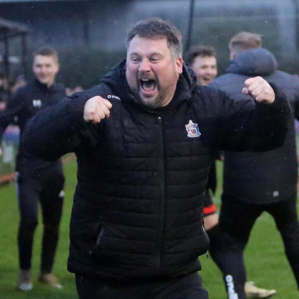 🥳HAPPY BIRTHDAY🎂 Happy Birthday to 1st Team Manager, Steve King. The man who gives everything to this club! Get down to the CG tomorrow and get him a bottle of Estrella! #DrinkResponsibly🍺 📋 Read Kingy's notes too... 🔗 t.ly/Nq7wn HB Kingy! #COYH 🖤🤍