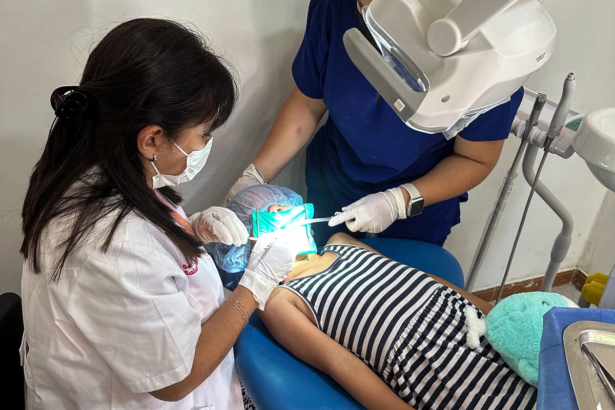 🦷La caries es el principal problema de salud bucal en la infancia 👧🏻🧒🏼, y aunque es prevenible es muy común y puede terminar en perder los dientes. 

Es muy importante que se inicie la higiene bucal en el momento que aparezca el primer diente.