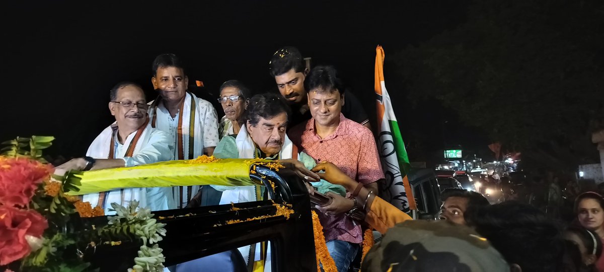 Seeing is believing! As we set out on a massive 'Road Show' from Burnpur Town to Nursing Bandh. There were humongous crowds of people out to support us. Joined by hon'ble Minister of Law & Labour @GhatakMolay our favorite #SivadasanDasu youth leader/Councillor #AshokRudra