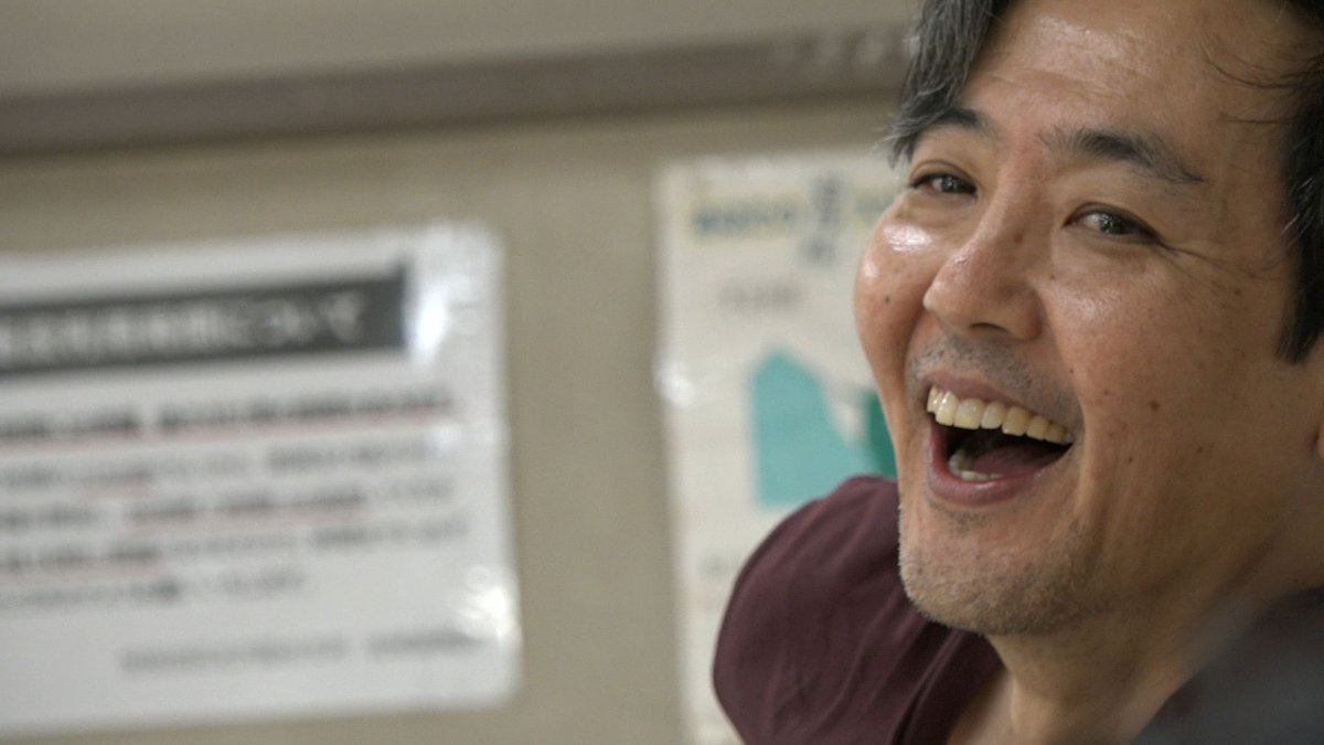 こんや11時放送
MBS/TBS系 #情熱大陸

俳優／#岡部たかし

芝居中の語気や表情の機微は
日常に溶け込むように自然でいて
なぜか面白い。

芝居中は一瞬たりとも気を抜かず
役の空気を纏っているが

稽古や本番が終わると一転
お茶目な表情をクルクルと変えながら
周囲を和ませる。