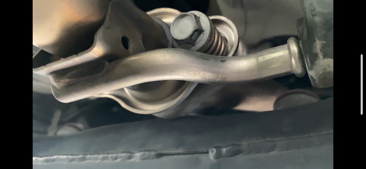 murshierago's tweet image. 誰か教えて〜
フロントパイプとメンバーのクリアランスってこんなもん？

車下に手伸ばして撮影したから見にくいかもだけど、指の感覚でいくと7mmぐらい、、