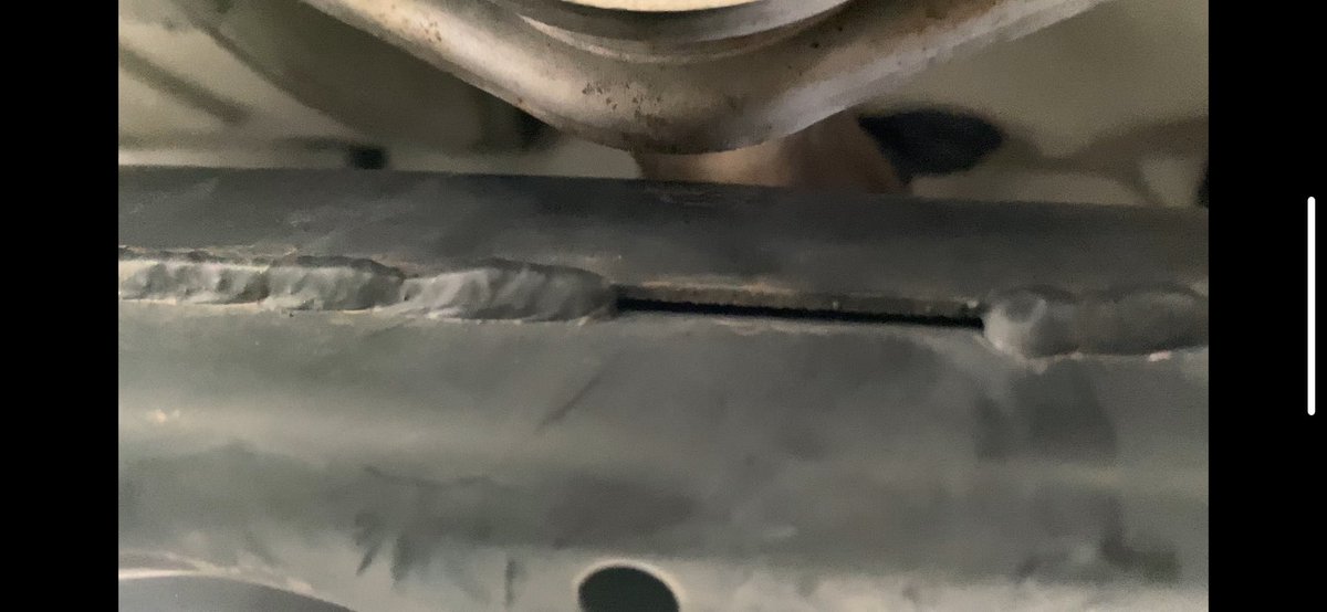 murshierago's tweet image. 誰か教えて〜
フロントパイプとメンバーのクリアランスってこんなもん？

車下に手伸ばして撮影したから見にくいかもだけど、指の感覚でいくと7mmぐらい、、