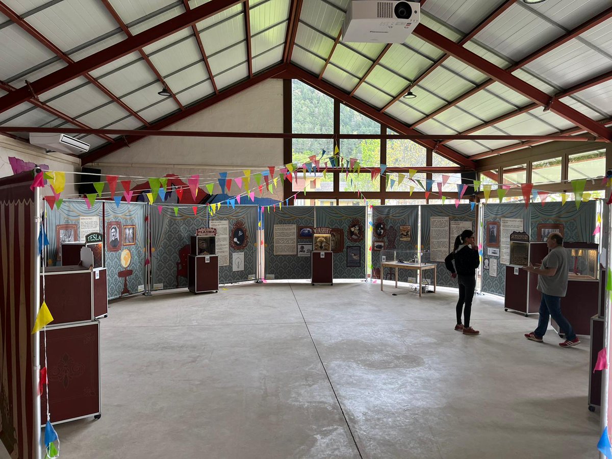 Desde el 26 de abril hasta el 5 de mayo, se puede visitar la exposición en Villanúa. Mirad qué guay ha quedado en este espacio tan singular.