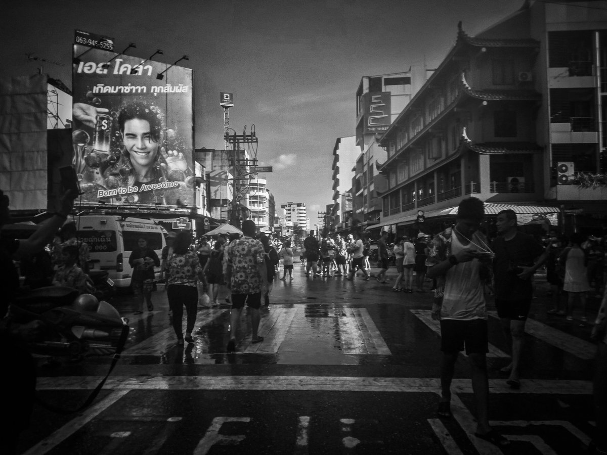 Simply_Jaz03's tweet photo. Busy road.... #thailand #songkran https://t.co/aGX8Id70zs