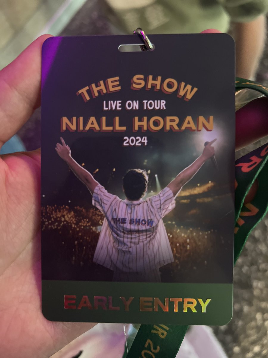 🧡 VIP early entry show people at tonight's show in Auckland get  a wrist band & lanyard. Looks beautiful!

#NiallHoran
#TheShowLiveOnTour
#TSLOTAuckland

📷 tokyocherries