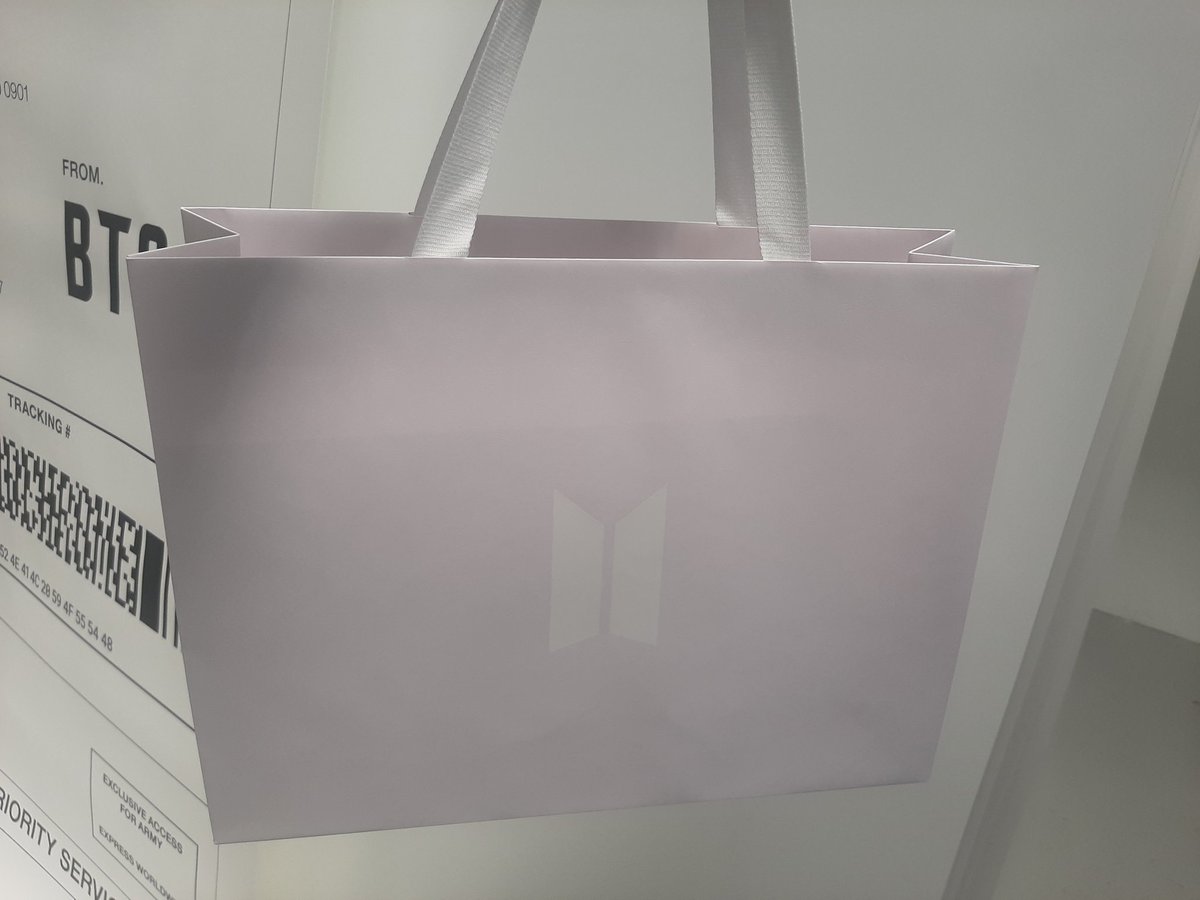myyouwithjk's tweet photo. the bags armys got at the pop up today turn purple in the sunlight which reminded me of the pink roses tannies gave to armys at the music bank in 2022 turned purple when dried 😭😭😭😭😭😭😭😭 https://t.co/V44aP6bHjF