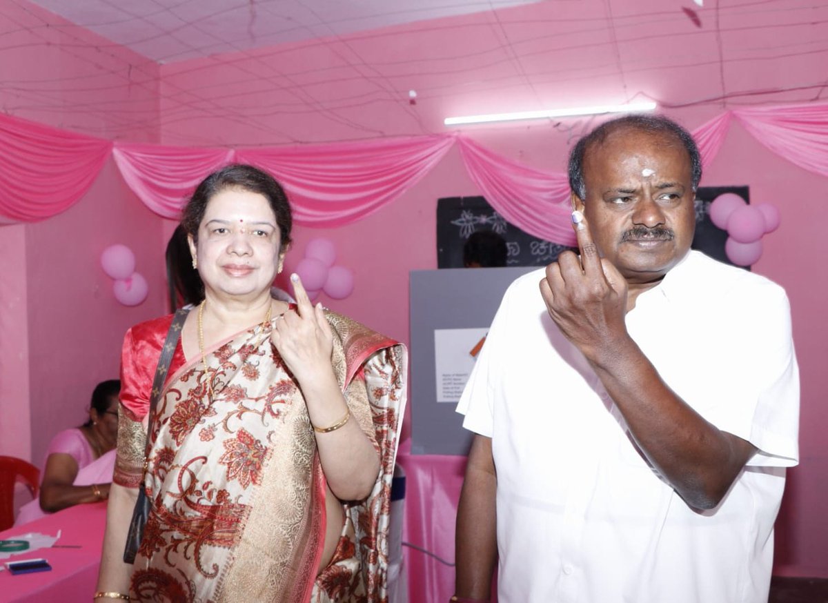hd_kumaraswamy's tweet photo. ರಾಮನಗರ ಜಿಲ್ಲೆಯ ಬಿಡದಿ ಸಮೀಪದ ಕೇತಿಗಾನಹಳ್ಳಿ ಗ್ರಾಮದ ಸಖೀ ಮತಗಟ್ಟೆಯಲ್ಲಿ (ಪಿಂಕ್ ಬೂತ್) ನನ್ನ ಕುಟುಂಬ ಸಮೇತವಾಗಿ ಮತದಾನ ಮಾಡಿದೆ.
ಪ್ರಜಾಪ್ರಭುತ್ವದ ಗೆಲುವಿಗಾಗಿ ಮತದ ಹಕ್ಕು ಚಲಾಯಿಸಿದ್ದು ನನಗೆ ಬಹಳ ಸಂತೋಷ ತಂದಿದೆ. ಪ್ರತಿಯೊಬ್ಬರೂ ತಪ್ಪದೇ ಮತದಾನ ಮಾಡಬೇಕು ಎನ್ನುವುದು ನನ್ನ ಕಳಕಳಿ.
#Elections2024 https://t.co/XXfosgtBsk