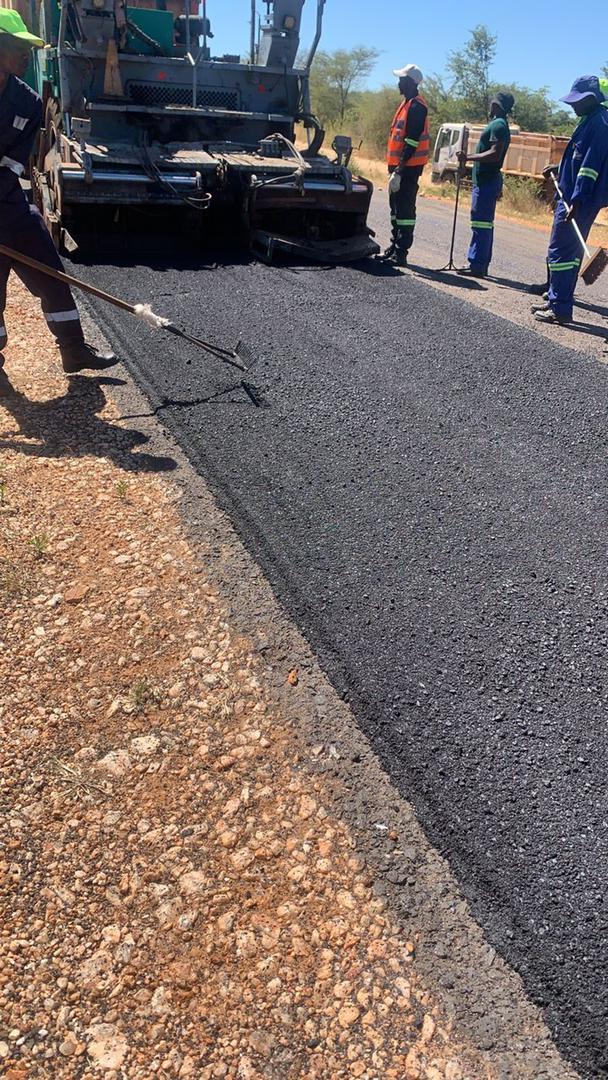 #IweWosvora🇿🇼

Surfacing in progress on Murewa Madicheche Road Construction Project
#ZeroTolerancetoPotholes 

Kilometre by Kilometre 
#Increase in the number of kilometres of good road network. @ZimGvt_NDS1 @Zim_Vision2030 @MinistryofTID @CMEDPvtLtd @zinaraZW @ZimbabweReview