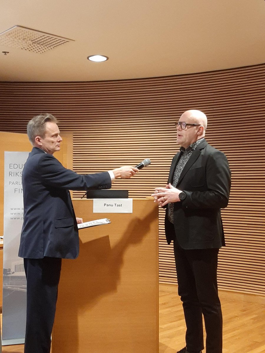 naetoimiala's tweet photo. Tj @PanuTast muistuttaa, että 16. pykälän poistuminen helpottaa myös #hyvinvointialueet mahdollisuutta käyttää moniammatillisia palveluita. "Tämä antaa hyvinvointialueille mahdollisuudet toimia taloudellisesti tehokkaammin." #sote #silmäterveys #palvelut https://t.co/UqxKJoYKVm