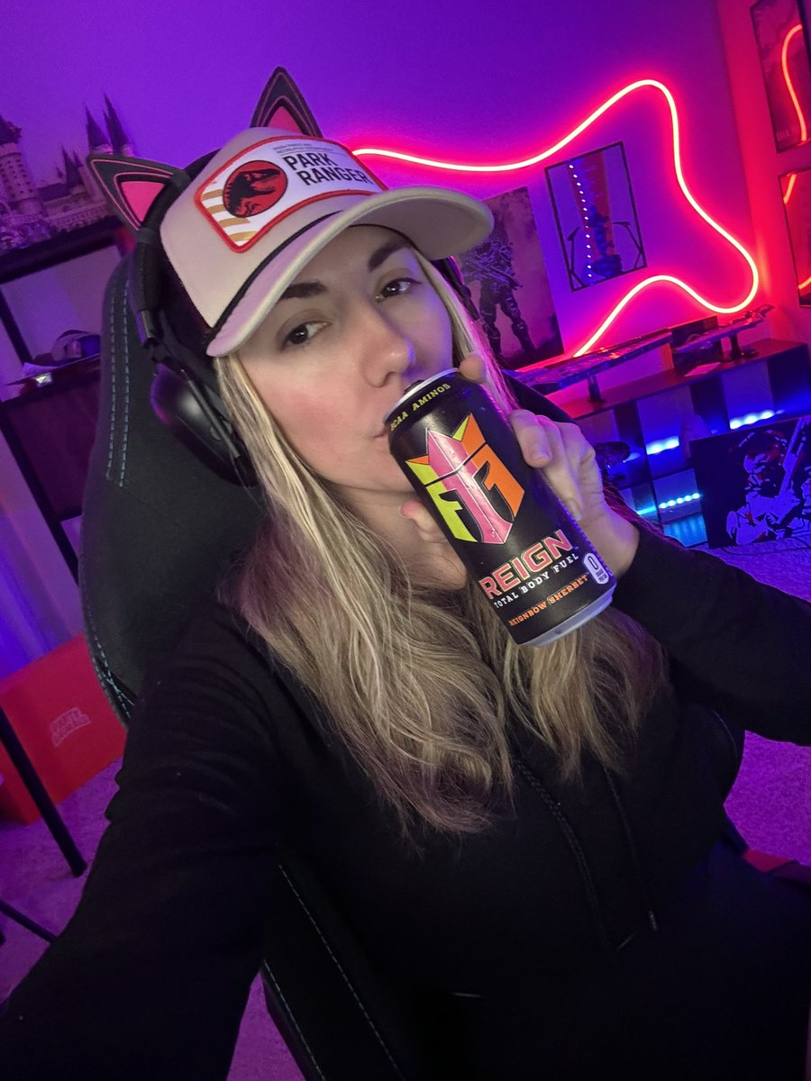 All natural look with the my fav drink  @ReignBodyFuel at twitch.tv/blondeallday