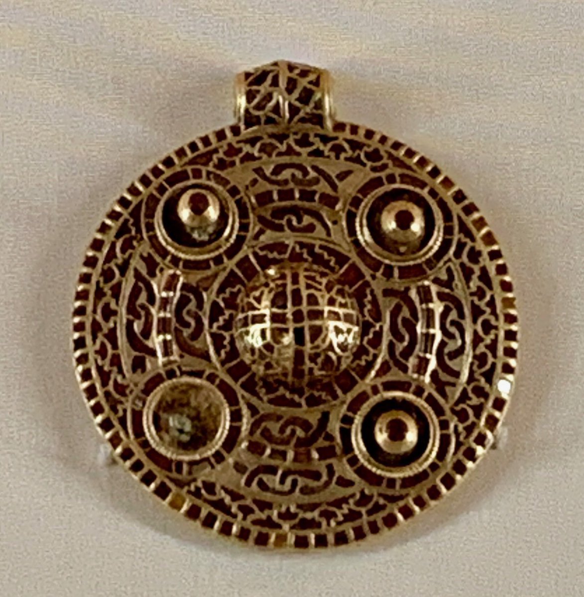 The Winfarthing Pendant - a gold composite Anglo-Saxon pendant which was discovered within a 7th century grave by a metal detectorist in December 2015 at Winfarthing, near Diss in Norfolk. Now part of the collections @NorwichCastle #FindsFriday 📸 My own