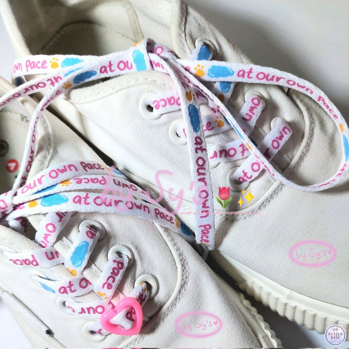 -ncts happy friday, sijeuni! kalo aku open fast po printed shoelace kaya gini ada yang mauuu? bisa dibawa buat tds 3 jugaa >< 35k ajaa se pasang >< kalau mau boleh drop ur @ ya, i'll hit u up!! @by_syss (contoh pemasangannya ada di pict 3 yaaah)