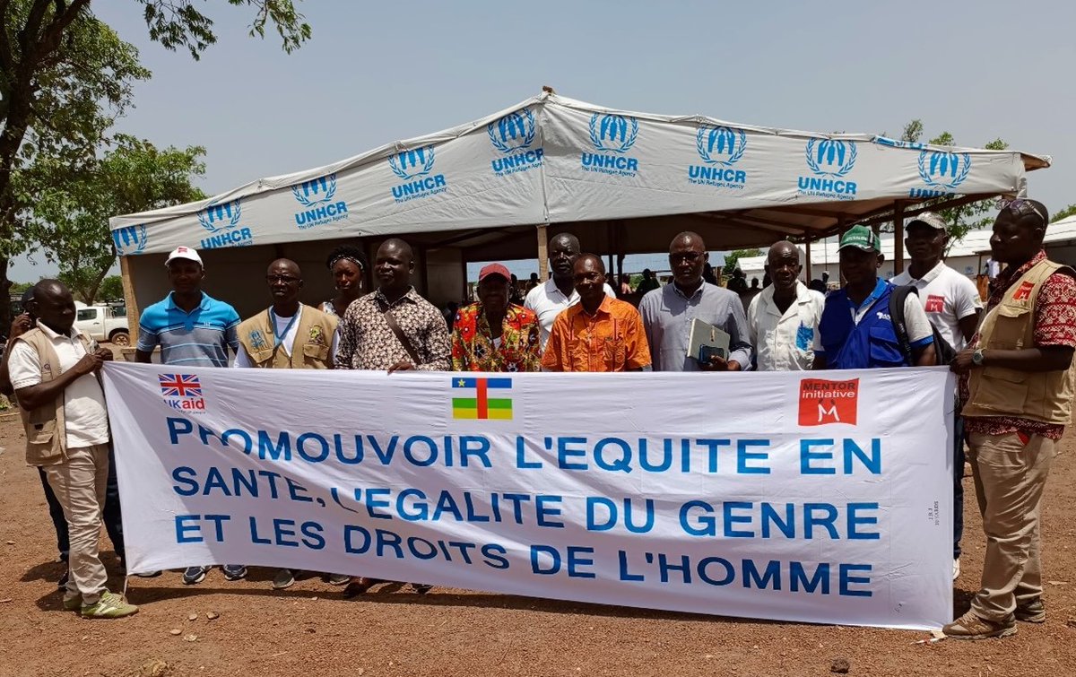 Community health workers took part in #WorldMalariaDay yesterday in Paoua, Central African Republic with a play and games to raise awareness, as well as screening and managing #malaria cases. Supported by @FCDOGovUK. #EndMalaria