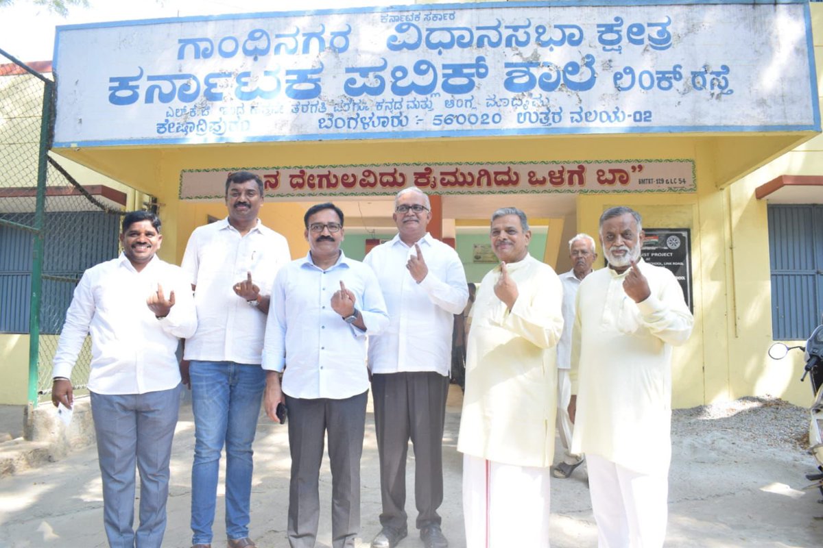 In #Bengaluru: #RSS General Secretary Dattatreya Hosabale casts his vote at a polling station in Gandhinagar area. #LokSabhaPolls2024